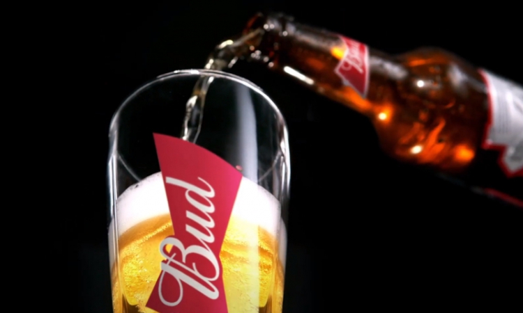 Bud bier uitschenken